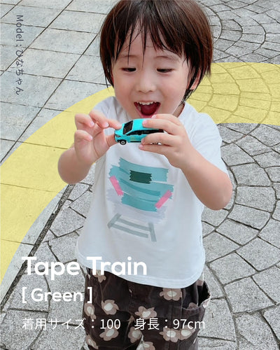 RAMÜNE TAPE TRAIN [GREEN] を着てミニカーで遊ぶ男の子（100サイズ・身長97cm）電車柄キッズTシャツの着用イメージ